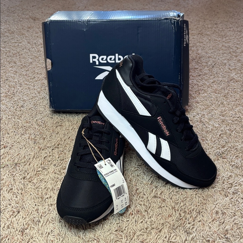 💖Reebok Classic Black and White Trainers💖